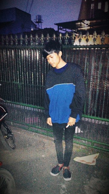 Fajarnovi23's profile picture. lu slingkuh gua tinggalin simpel kann :) sebener nya hidup itu simpel orang2 nya aja pada ribet :/