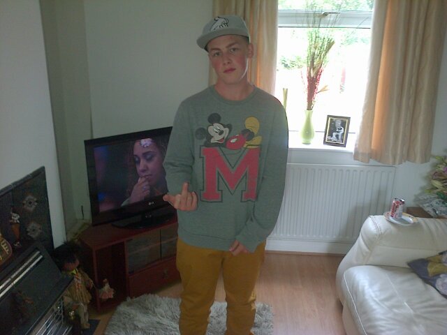 I'm a 17 year old singer from england I play xbox my gts my twitter name inlove with demi lovato