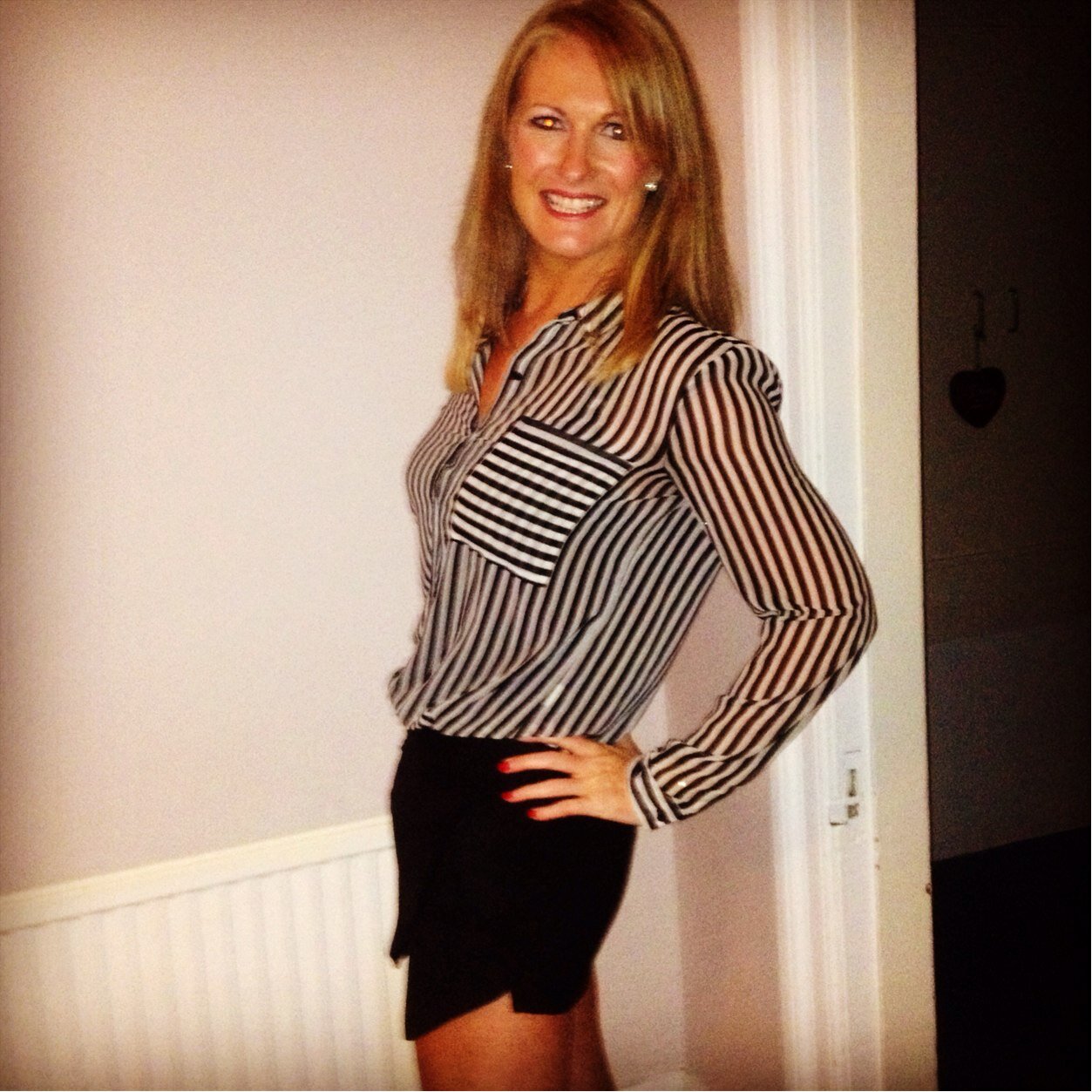 Loves wine and laughing out loud (but hates lol). Gym freak and allegedly competitive....