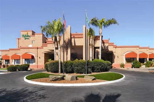 An oasis centrally located midway between Tucson and Phoenix, we offer exceptional accommodations for leisure and business travelers alike.