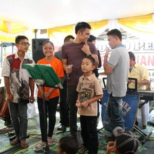 Kita tidak bisa menjadi bijaksana dengan kebijaksanaan orang lain, tapi kita bisa berpengetahuan dengan pengetahuan orang lain.......