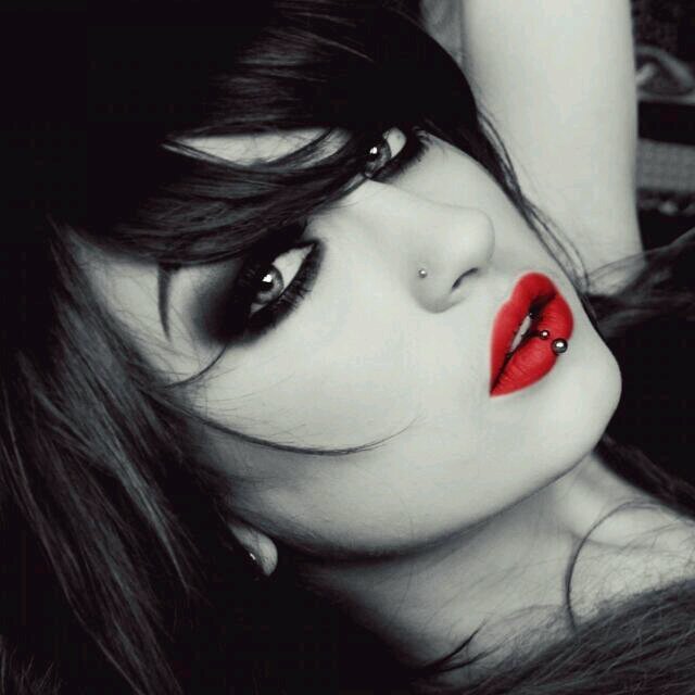 ‏‏‏وتظل سرا بين الورق وقلبي يقرئونك سطرا وأنت بداخلي آسطورة 