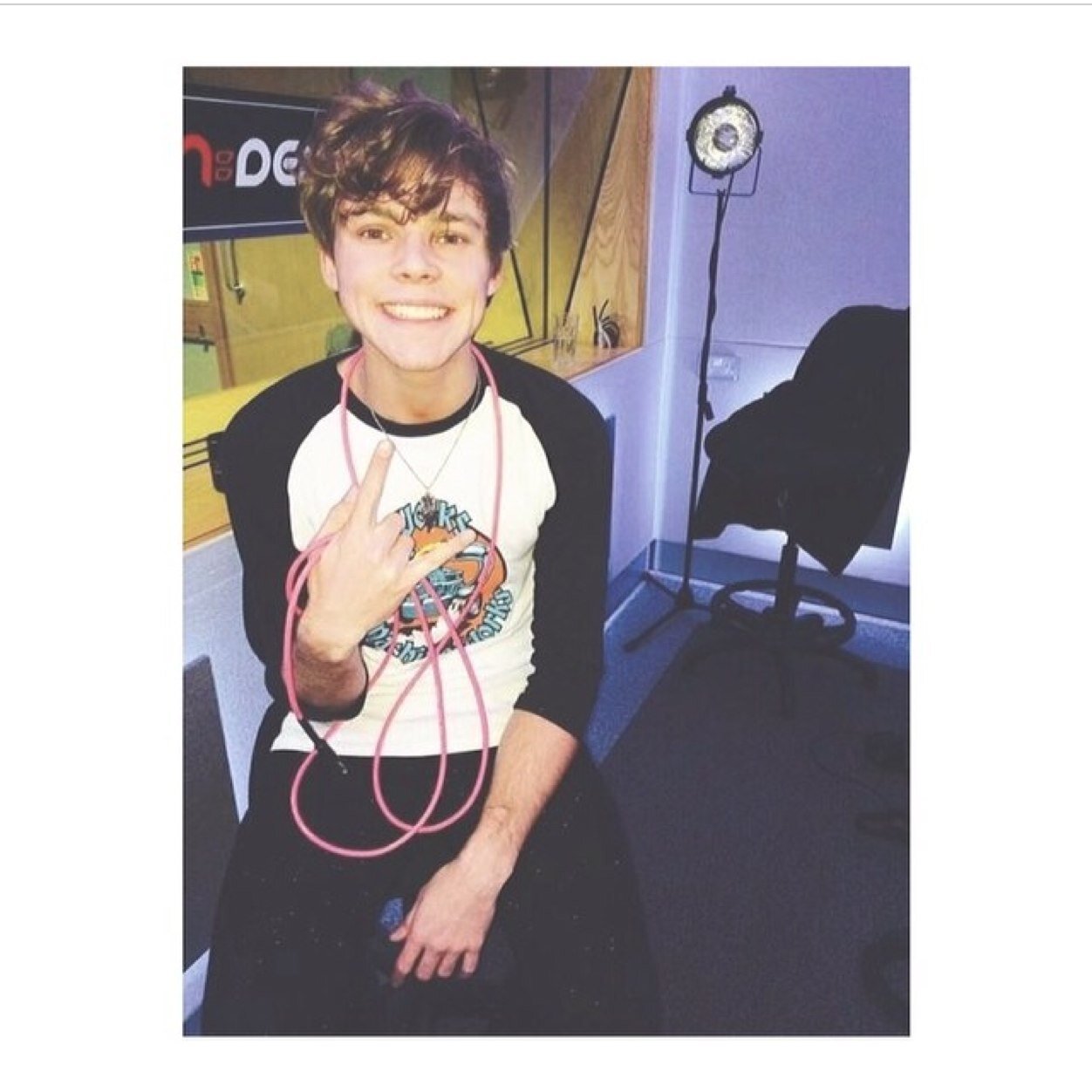 Hey follow @veggiecalum shes looking for new mutuals and you can ask her for a dm to luke/4