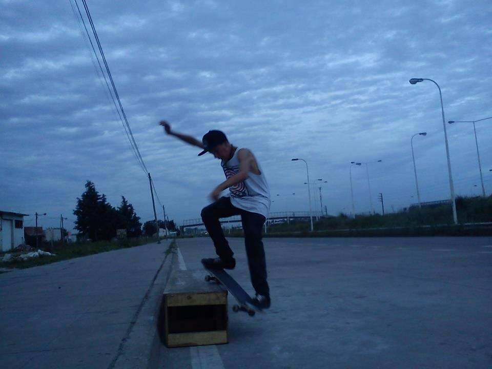 Skater , Jugador compulsivo de league of legends , Enamoradiso ,estupido ,Un chico bionico  ;) SOY TU TOP ,JUNGLER WUACHA!!