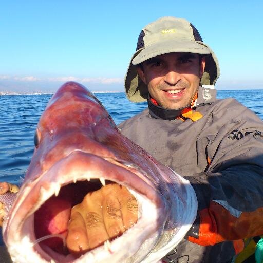 pesca extrema y selectiva desde kayak en mar