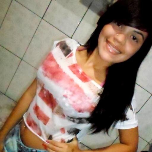 minha felicidade é poderosa. ela pode deixar uns felizes , outros tristes , alguns com raiva e muitos com inveja ..