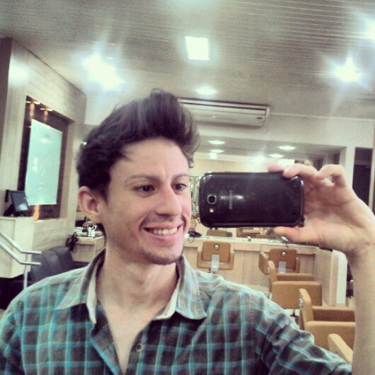 simplesmente um garoto que não desperdiça oportunidades, e que gosta de aproveitar cada momento da vida como se fossem acordes de musicas sussurradas ao ouvido.