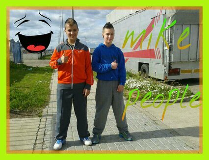 Me llamo Maykel soy bajito ojos marrones 15 años del gurugu-colorines. Asi Rubito medio moreno petaillo mucha habilidad, practico el parkour y el freerunning ;)