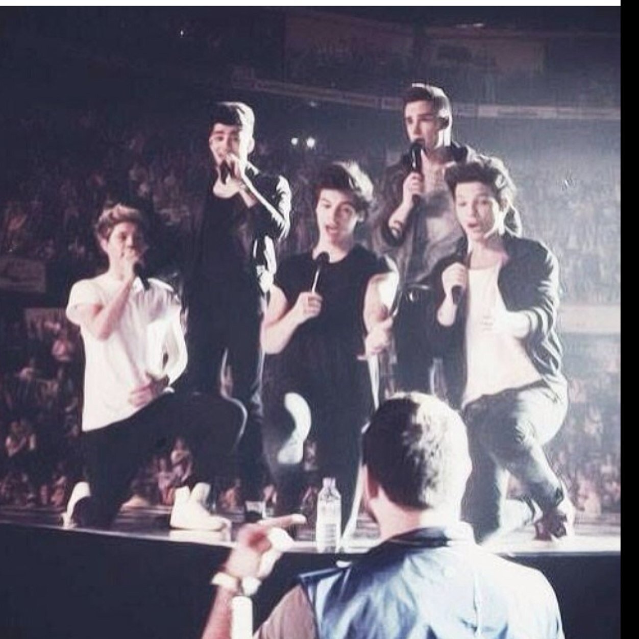 Here supporting One Direction who make us smile :) Love them so much❤️ Hopefully 1/5 soon. Nash Grier follows :) WWA 08.01.14 & 08.02.14