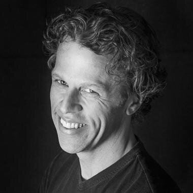 Passionate marketer helping brands to change and to ride the evolution.