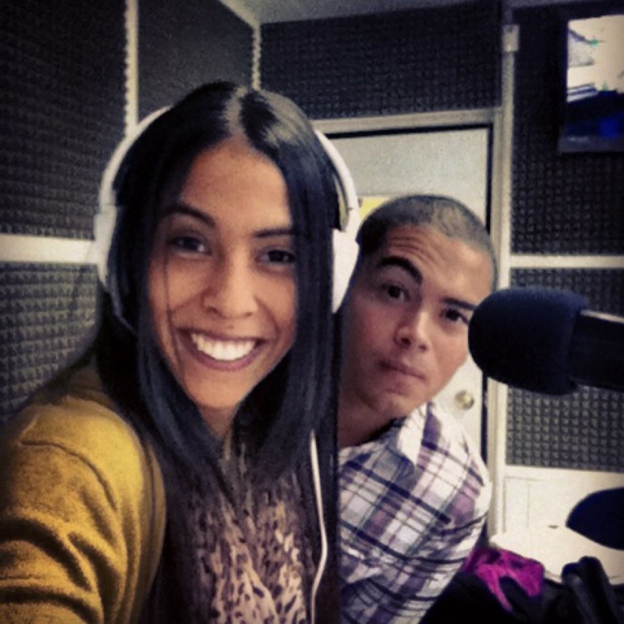 Somos un programa radial informativo e insolito, no te lo peles de 2 a 4 de la tarde por Cuyuni 106.5FM la señal que esta ¡Mandando y mandando!