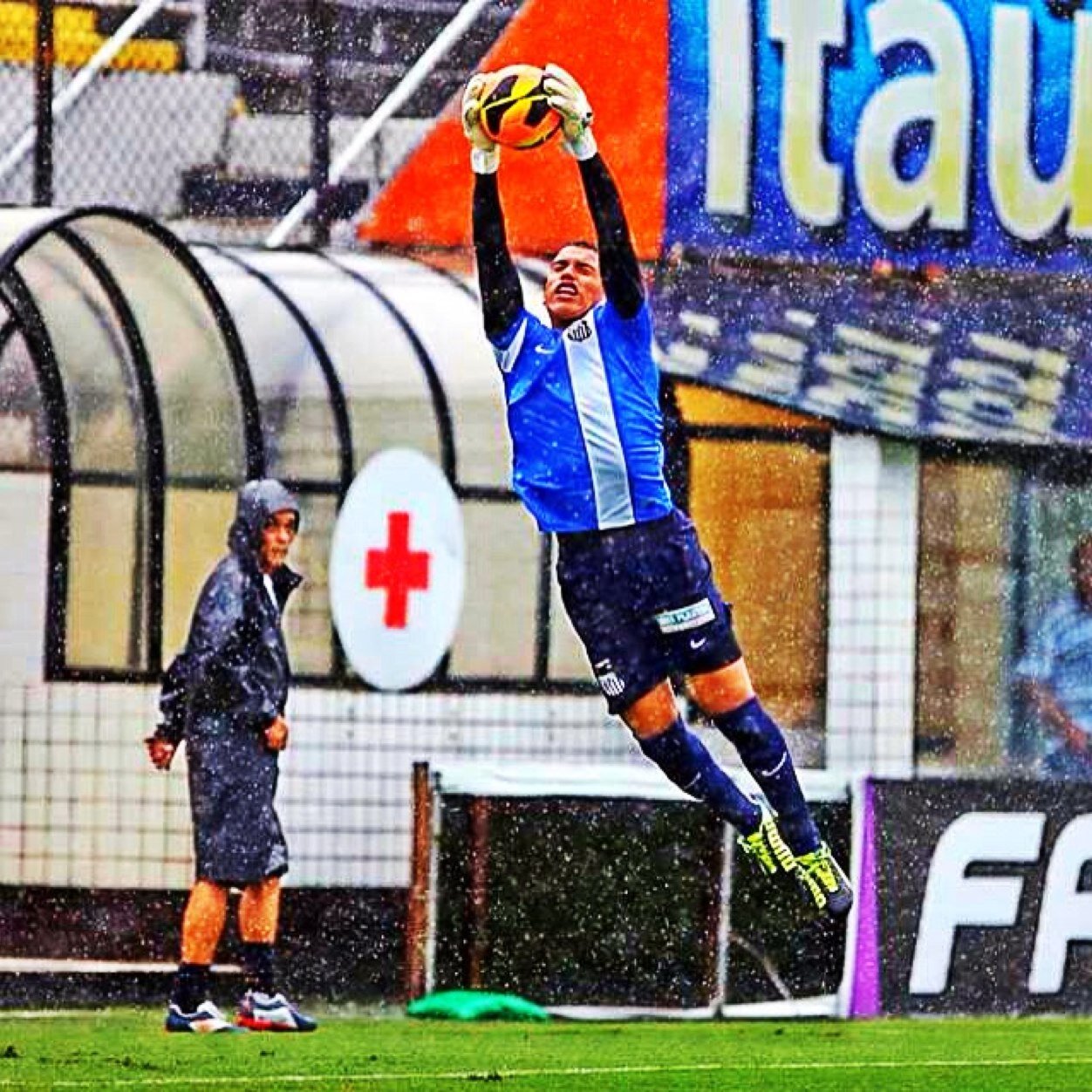 Goleiro do Santos FC ! http://t.co/CU86OW6v06 http://t.co/KSentIQj0h ⚽!!! /instagram : @Fernando_Castro_r