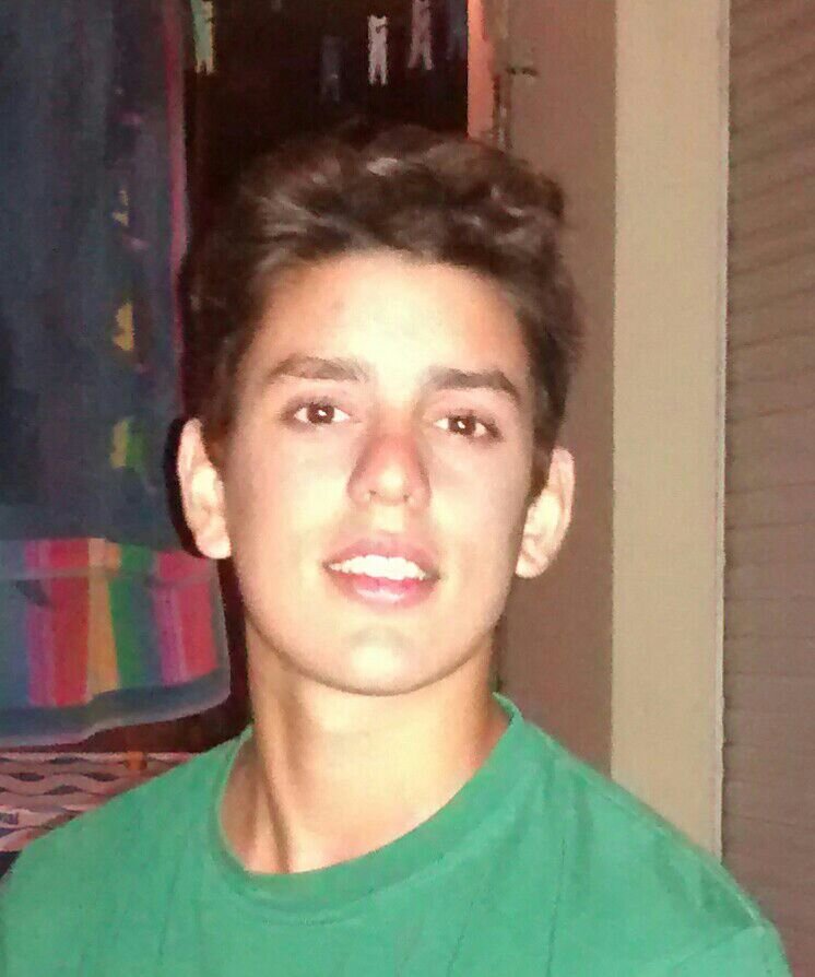 Jugador de basquet en Club Estudiantes ,fanatico de River.