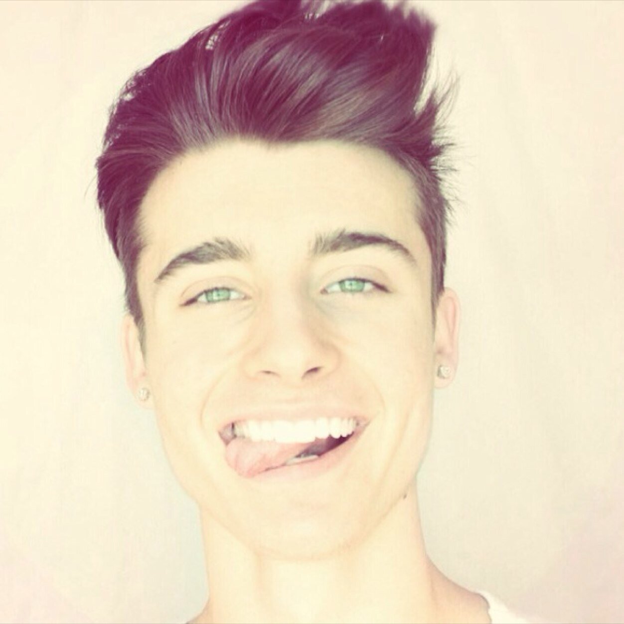 WeeklyChrisX's profile picture. Chris Follows lol jk