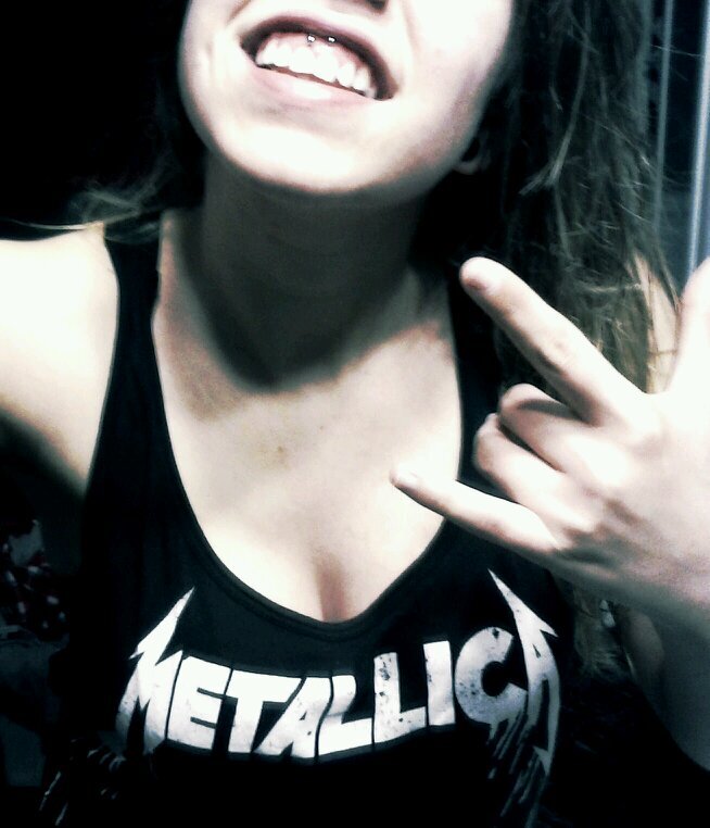 vibalies's profile picture. No pintarse la cara, no llevéis nunca disfraz. Que a las flores les de el agua, agüita fresca. Bienvenidos a la vida de la niña voladora.