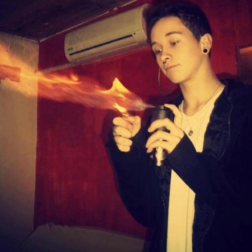 En sus bolsillos papelillos y en sus dedos,su talentooooo (8 CABJ♥ 14/04/93~ Eleva Ideas !