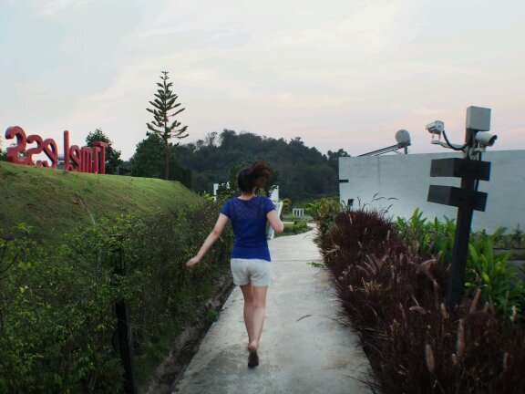 fruity_poo's profile picture. Life isn't about waiting for the storm to pass, it's about learning to dance in the rain