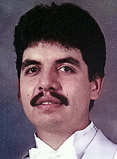 Médico por la UdG, Casado  y Padre de 3 hermosas hijas y un hijo (+), católico conserv. y demócrata