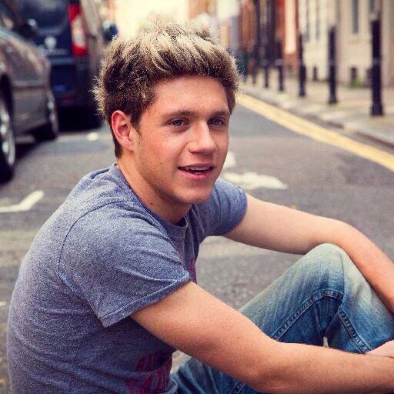 H-Hiii... Im Niall! I love unicorns, puppies and cuddles! *Giggles* -Rp/single/Bi