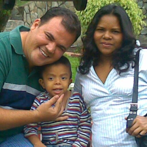 Caraqueño!, con mi convicción puesta en Dios.  Creyendo siempre que ayudar al prójimo es un don y un deber  ante todo. Dios  bendiga  Venezuela!