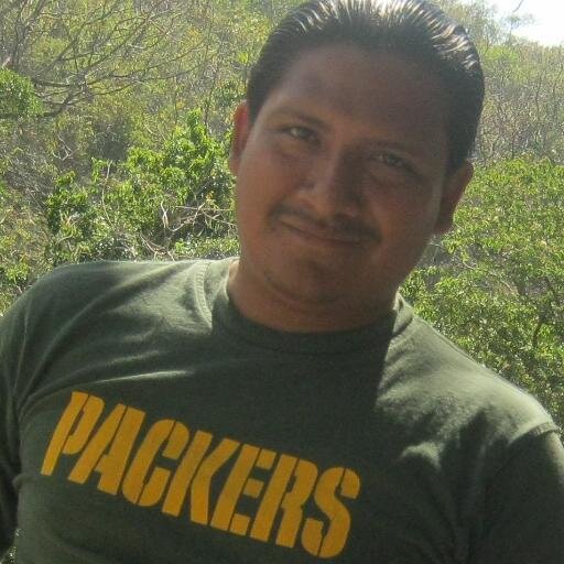 Ingeniero Civil, 3 hermosos hijos, gusto del trabajo propio, me doy mis propias órdenes, la política y la religión que se las lleve LCM.