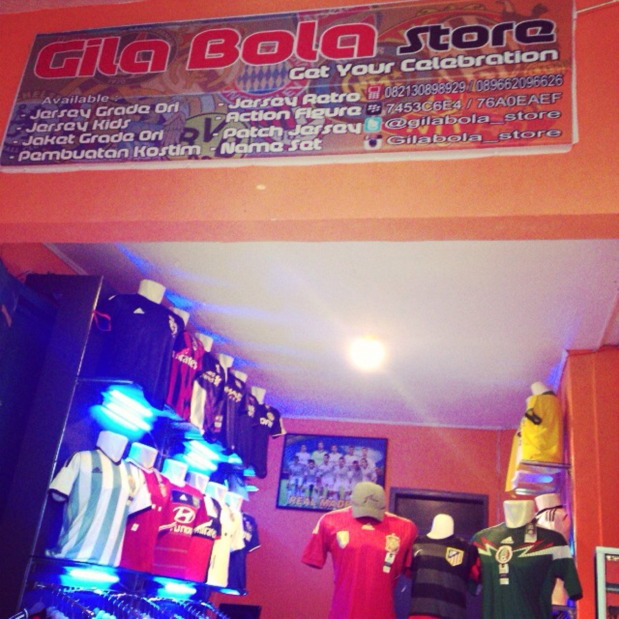 #1st hand importir. Kami menyediakan berbagai Jersey Bola, Jam Tangan dan sepatu . Pengiriman ke seluruh Indonesia .  pin:28B438E1 . ig : gilabola_store .