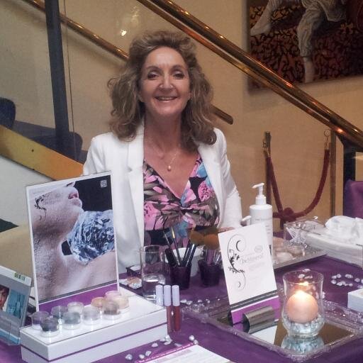 Schoonheidsspecialist Melinda Biet opende in 1993 Schoonheidssalon TopCare. Gespecialiseerd o.a. in vele gezichts-/lichaamsbehandelingen, visagie en gelnagellak