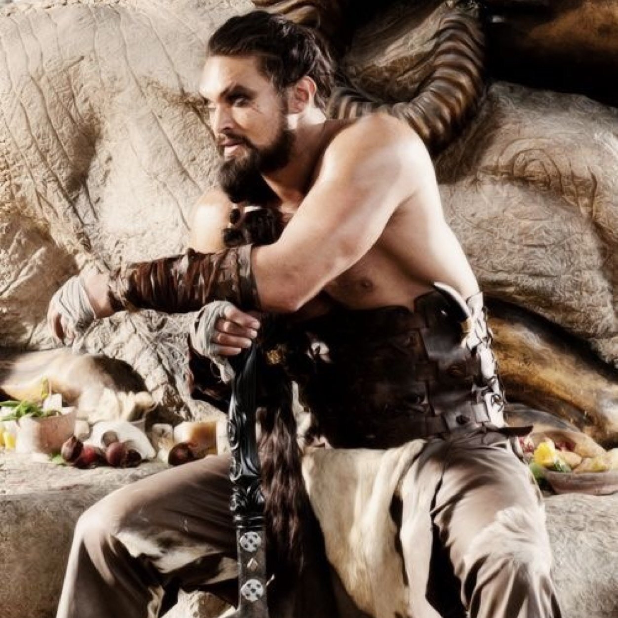 Khal Drogo. Señor de los caballos.Khal de los dothrakis. No conozco la derrota en batalla y sigo esperando a que el sol salga por el Oeste