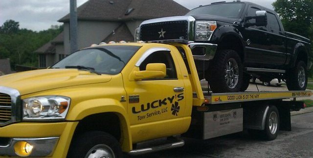 LuckysTowServic's profile picture. Kansas City North's Premier 24/7 Tow service. 816-420-TOWS