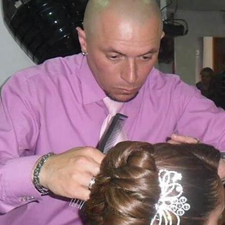 Soy peluquero con más de 25 años de carrera, actualmente me dedico a la capacitacion de peluqueros en todas las areas..