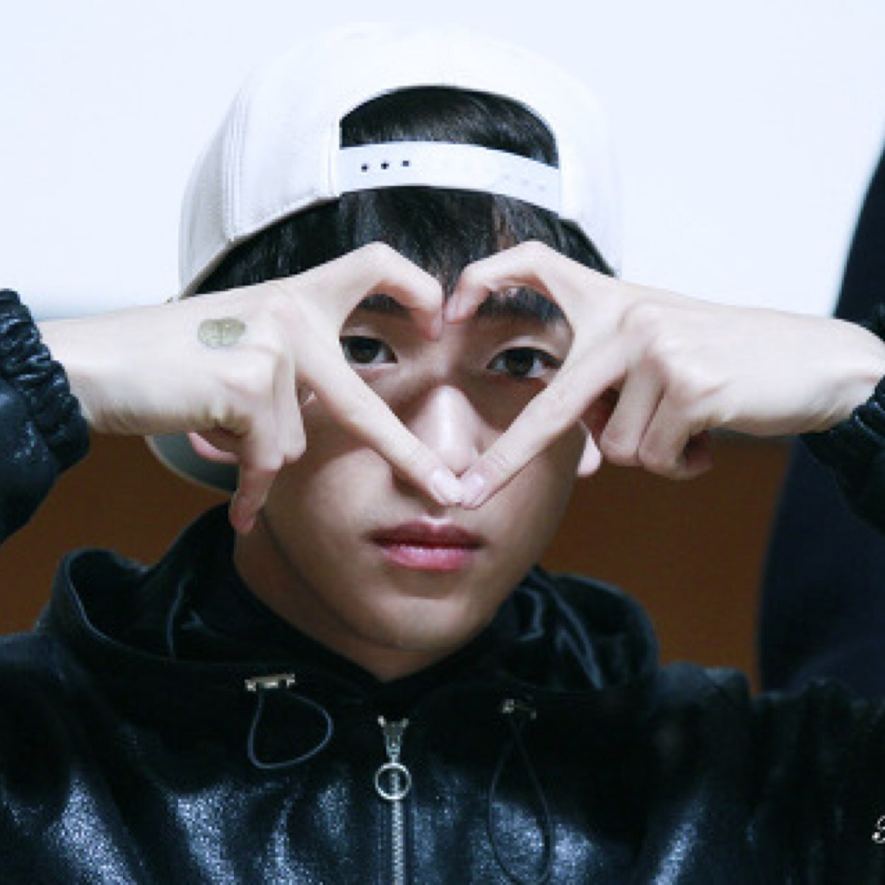 ผมกระน้อยบาโรฮะ ลองมาคุยกันสักครั้ง แล้วคุณจะติดจาย #ฟอลแบคบอท #B1A4 [@Baro920905] START-- 26/05/56-- [[❤@JinyoungJ_lnbot ❤]]