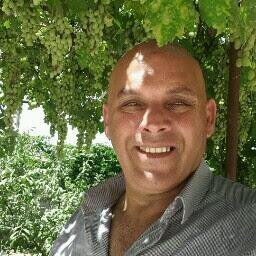 كاتب فلسطيني يقيم في مدينة القدس