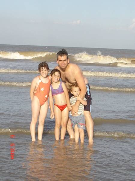 Padre de familia, licenciado en derecho. Todos podemos aportar para ser un mejor país