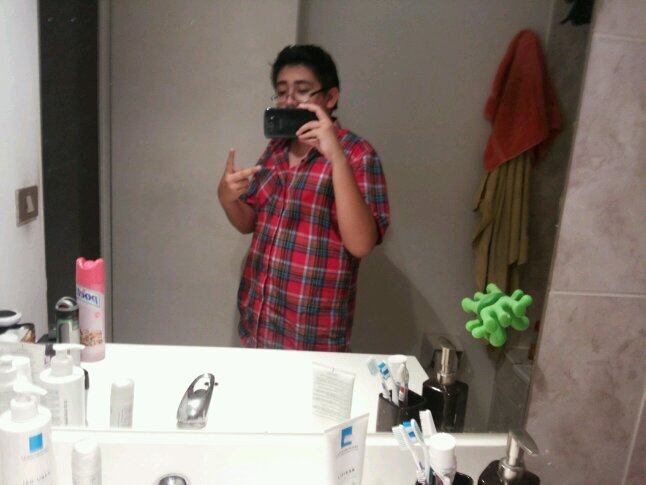 tengo 13 soy algp gamer griki y un poko otaku me gusta aser amistades yy eso :D y escribo remal :(