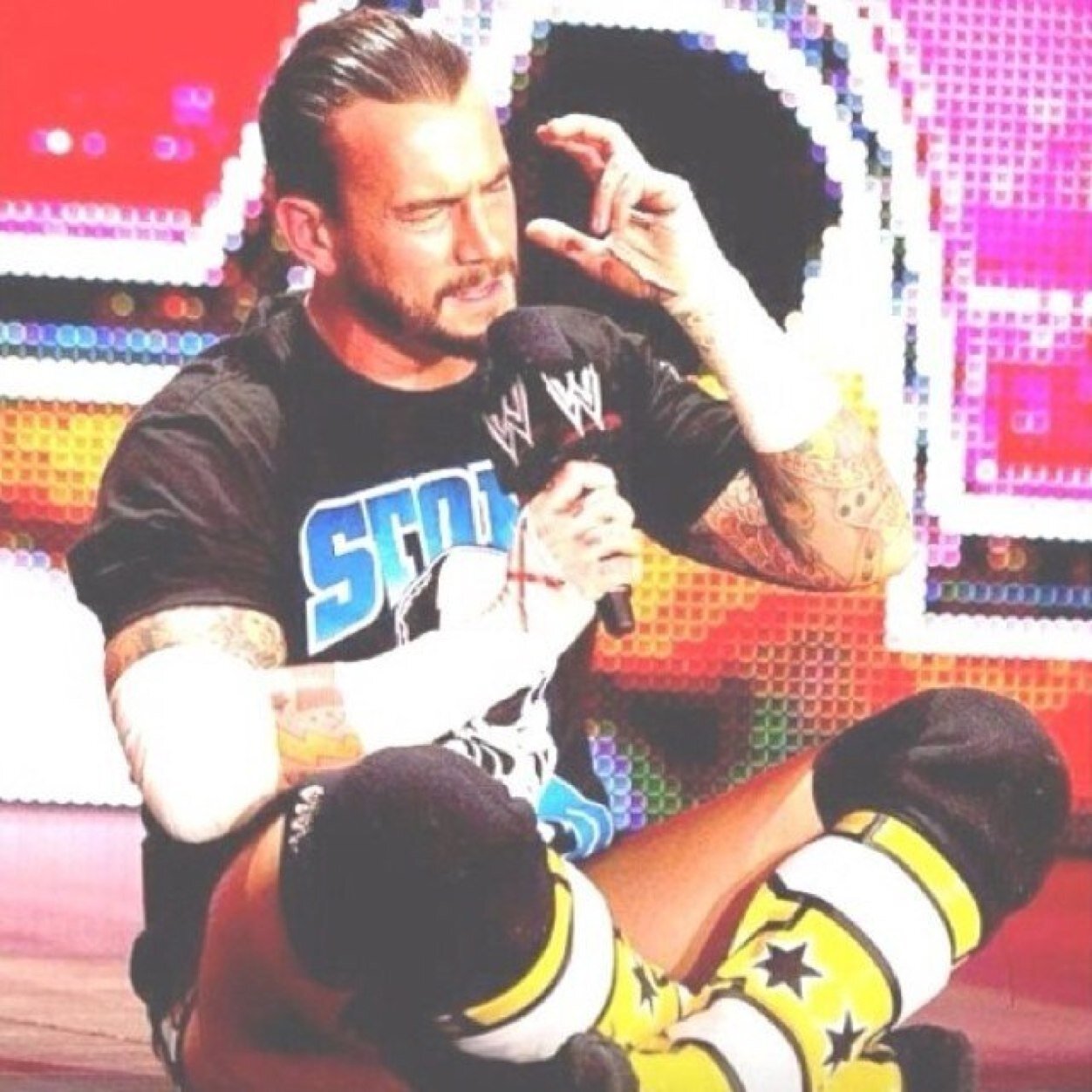 مصمم محترف و عاشق للمصارع @CMPUNK عمري 15