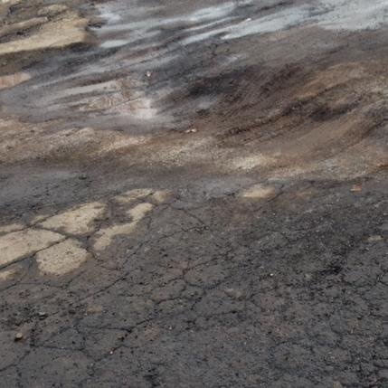 MeridenPotholes's profile picture. Tweet your issues with Meriden roads and I'll re-tweet them.