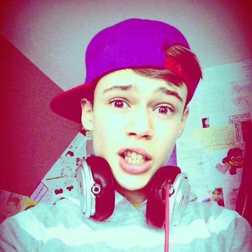 2014Lasnier's profile picture. ¿Le hablo?
¿Y si me ignora?
¿Y si le molesto?
¿Y si no le gusto?
Pero... 
¿Y si te contesta?
¿Y si le alegras el día?
¿Y si tú le gustas?