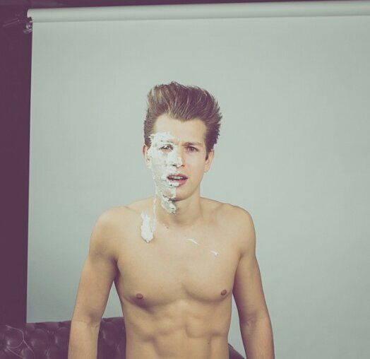 20.Pertenezco a un grupo de música. The Vamps. Toco la guitarra y la caja de percusión. Kayla, es mi hermanastra ¿y que? Yo la amo.