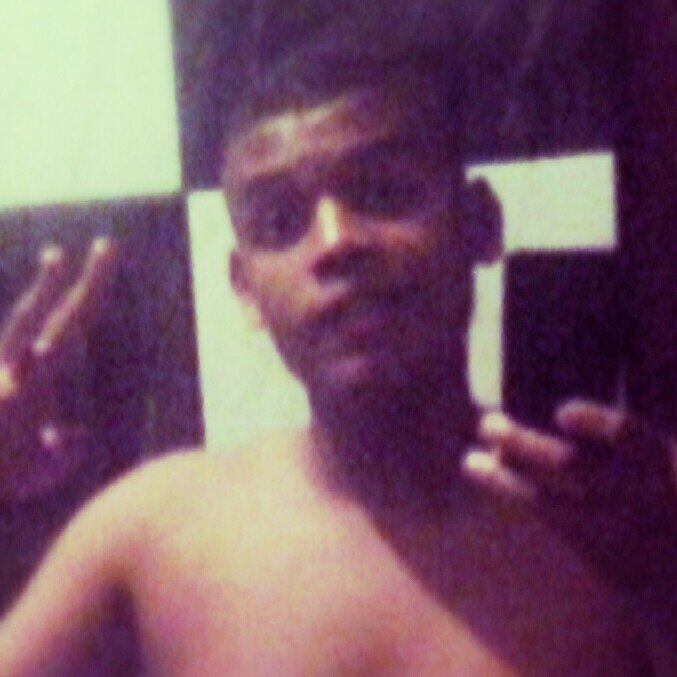 Feliiiz, engraçaaadão, feeerinha no futeba, inteligente, ciumeeento, e filho de Deus ! (=