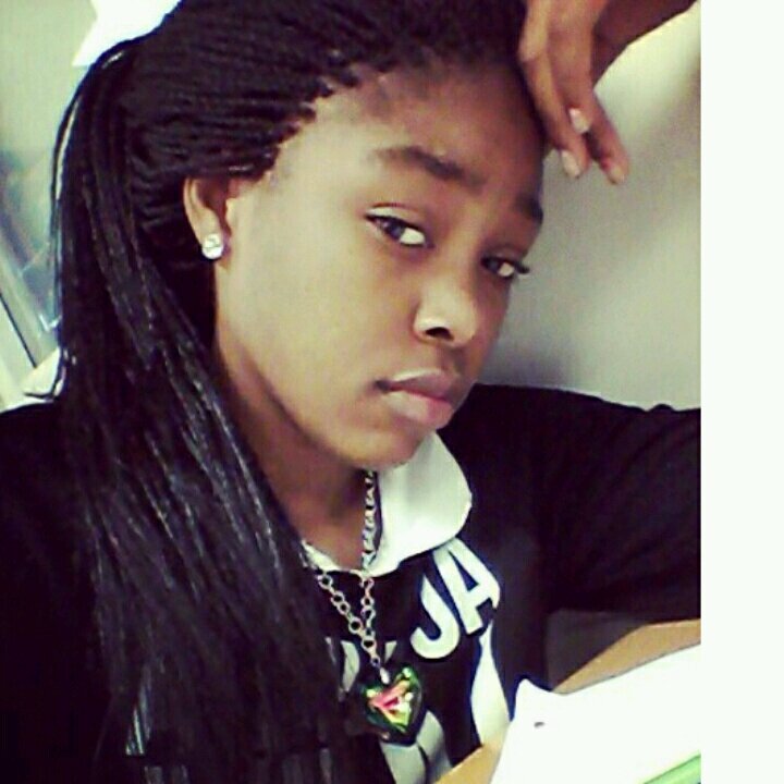 follow me on my other twitter @prettydessy__