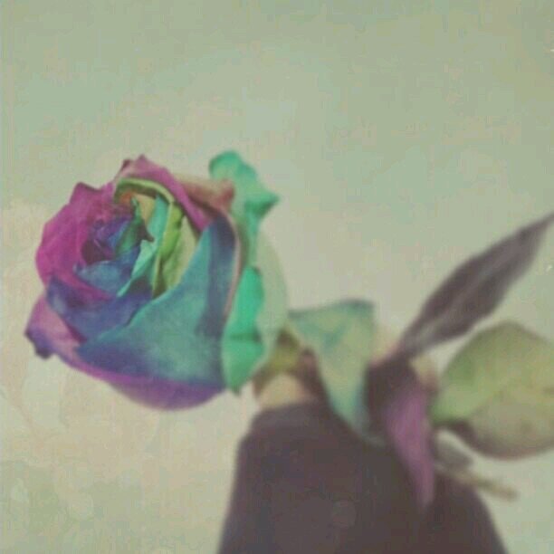 ‏إجعلني يالله كغيمة مرت . . روت ثم ولت ☁