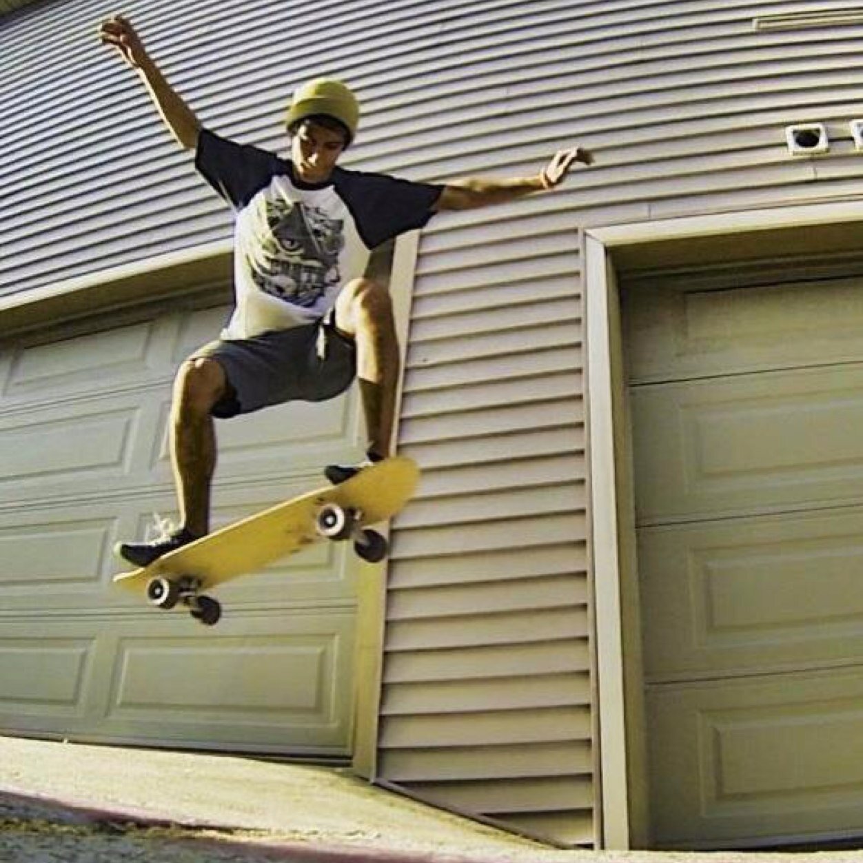 I'm alex. I listen to music and skate.