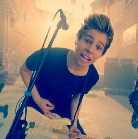 lukee_hcmmings's profile picture. Luke here! im gay and single.. hnmm thats it