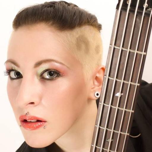 cantante en Destinesia
coreuta en Gloriana Music
estudiante de comunicación social