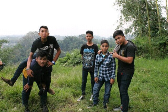 Mereka merendahkanMu ☹ karena sebenarnya Mereka tau Kamu punya hal yang bisa membuatMu lebih hebat dari Mereka, Mereka tak ingin Kamu sukses ☺...