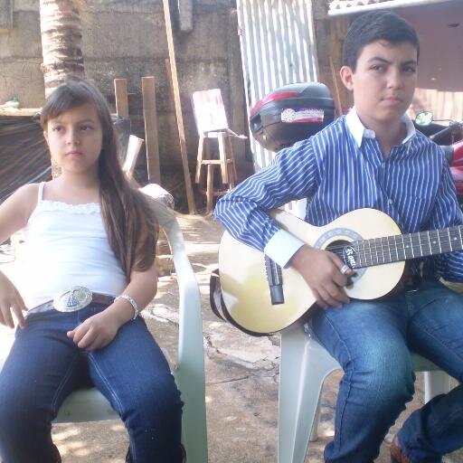 Adoro  cantar e tocar viola caipira sou da cidade