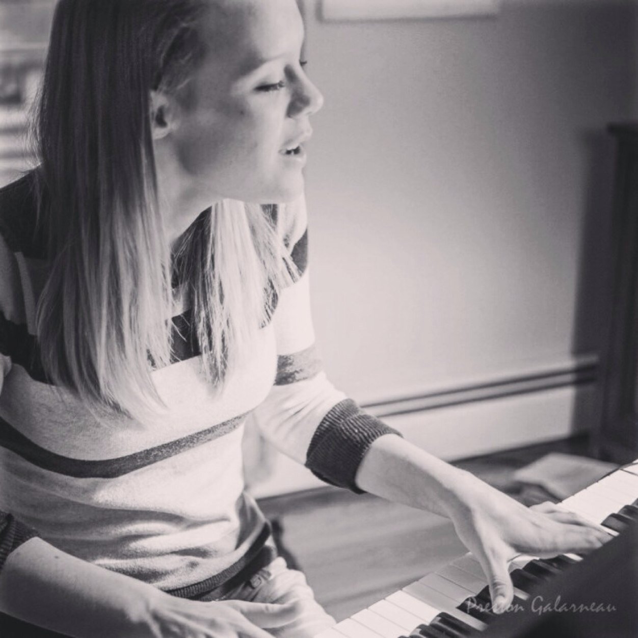 I make vines and instagram videos of me playing piano / singing :) Instagram: @pian0vide0s Vine: @pianovines 




I follow back !! :)