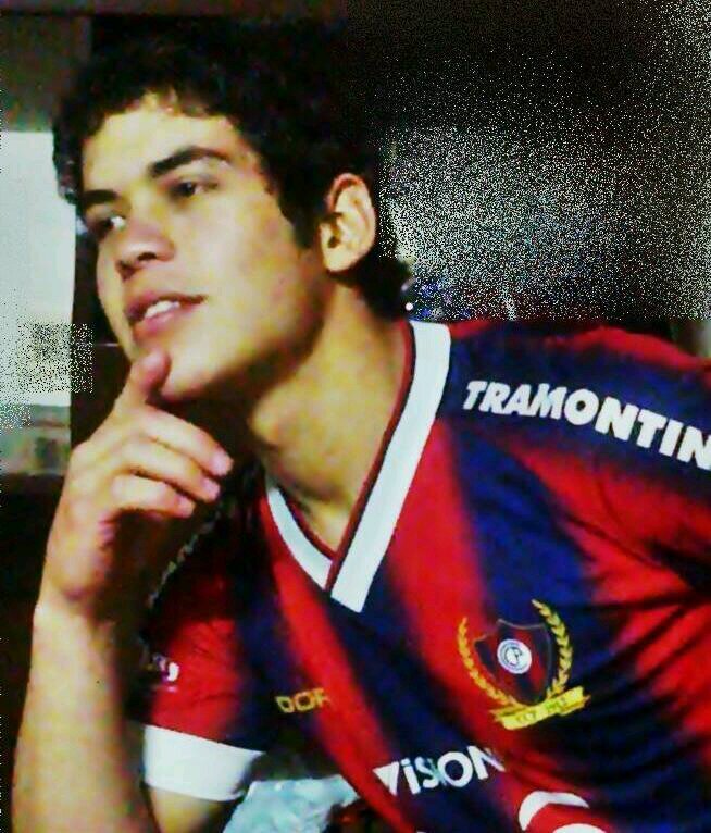 Estudiante de ingeniería y técnico superior, ambos en electrónica, en la FPUNA. Cerrista de nacimiento, amante del fútbol.