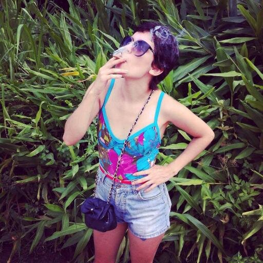 Gosto de pessoas...NA VERDADE NÃO GOSTO DE NINGUÉM, gosto de situações claras OU ESCURAS, DEPENDE. e por tudo isso, ando cada vez mais só, MAS SOZINHA NUNCA