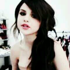 Jelena voltou.Enquanto vc lia isso,jus10 comeu a Sel e estrupou